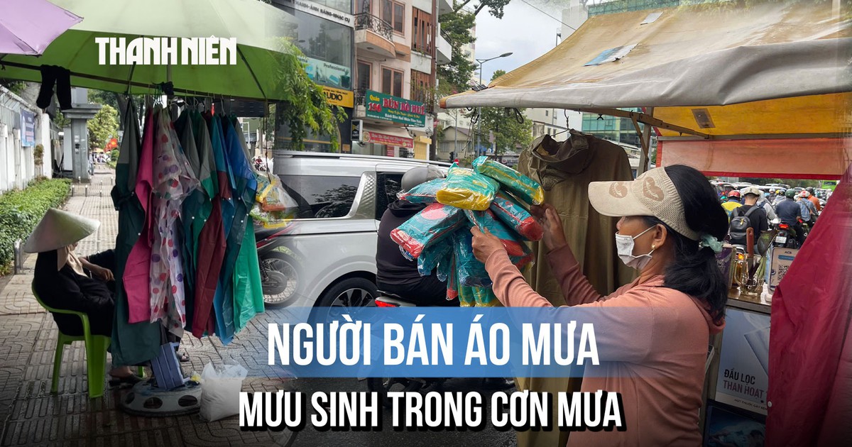 Điều ít người để ý về những quầy hàng ven đường trong mưa đầu mùa ở TP.HCM