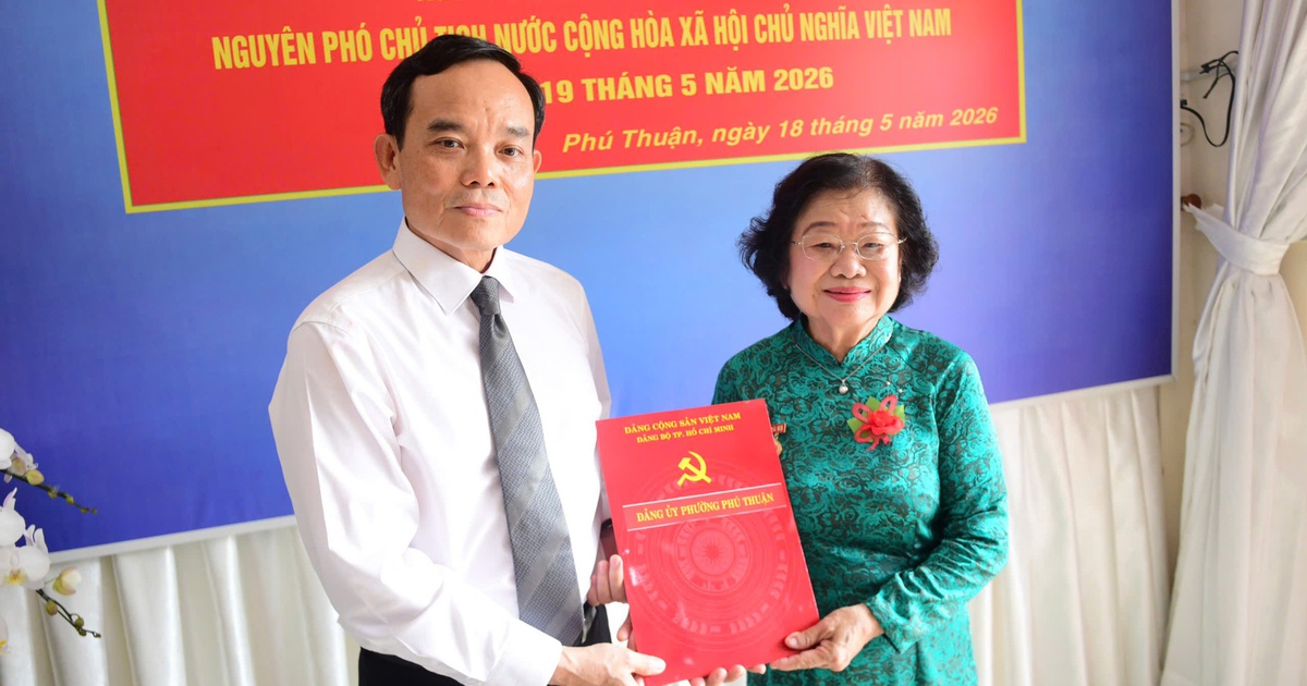 Bí thư Trần Lưu Quang trao Huy hiệu 65 năm tuổi Đảng cho bà Trương Mỹ Hoa