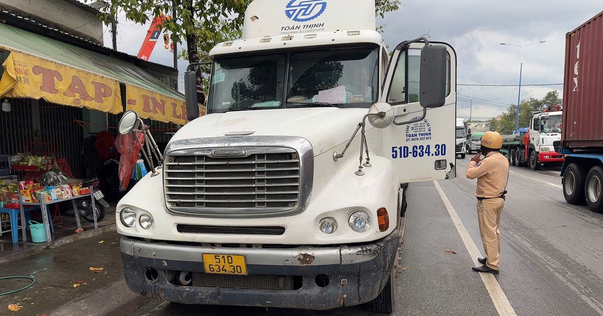 CSGT TP.HCM xử lý hàng loạt xe đầu kéo dừng đỗ sai ở các 'điểm nóng' tai nạn