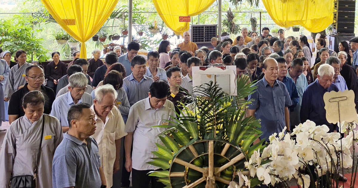 Dòng người tiễn biệt ni trưởng Thích Đàm Chính tại chùa Tiêu Sơn