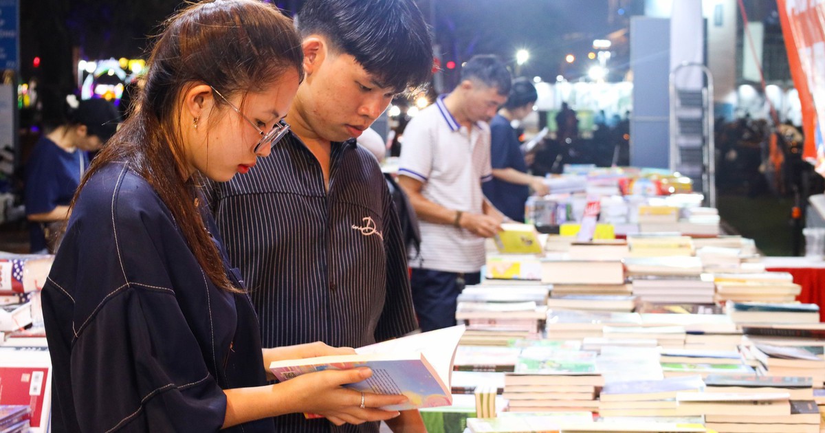 Đà Nẵng mở hội sách bên sông Hàn, người dân háo hức 'săn' sách hay giá rẻ
