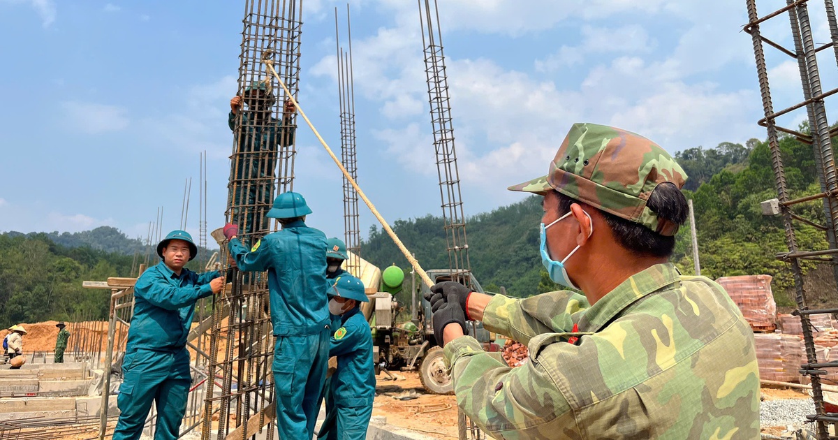 Quân khu 5 bàn phương án tăng tốc xây trường học vùng biên giới