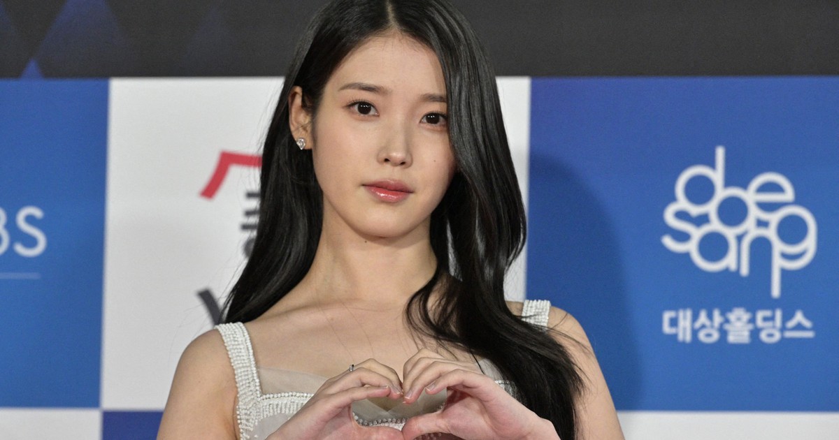 IU và Byeon Woo Seok xin lỗi sau khi bom tấn bị tố 'sai lệch lịch sử'