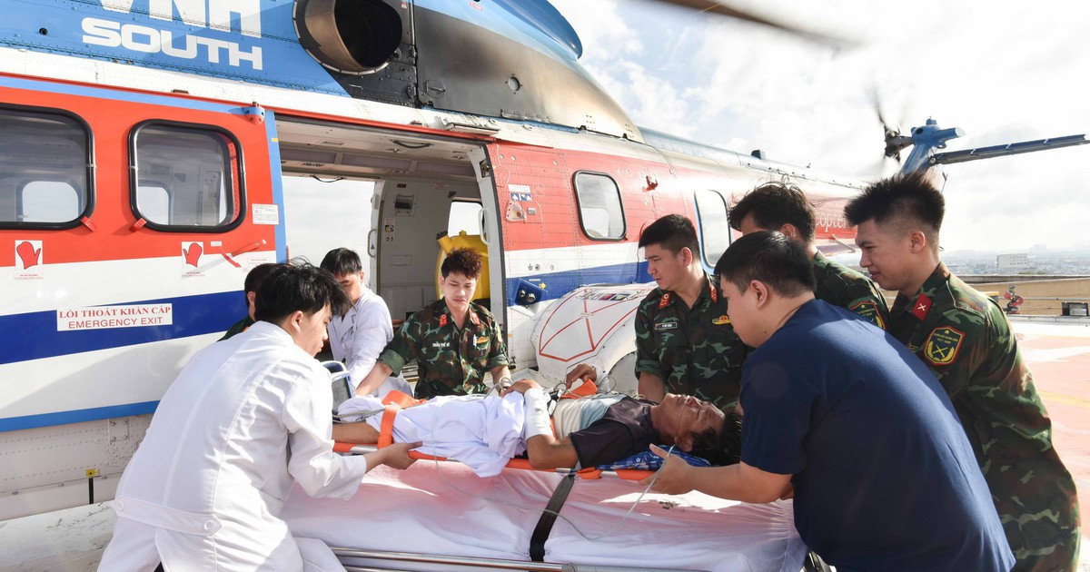 Cấp cứu đường không xuyên đêm đưa 2 người từ Trường Sa về TP.HCM