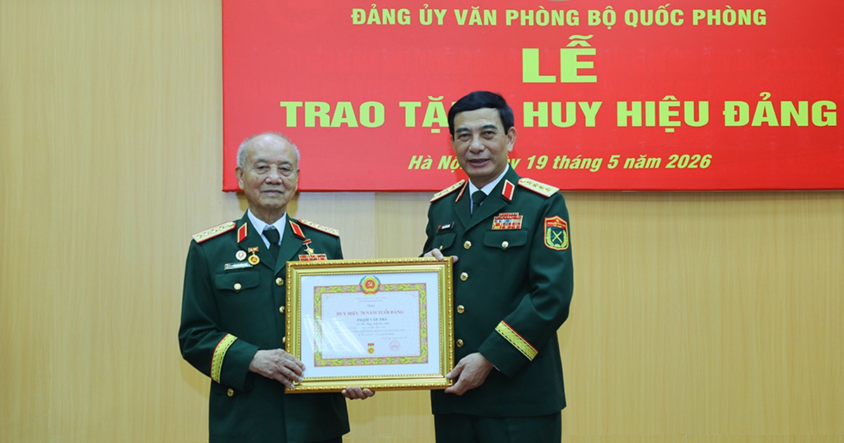 Đại tướng Phạm Văn Trà nhận Huy hiệu 70 năm tuổi Đảng