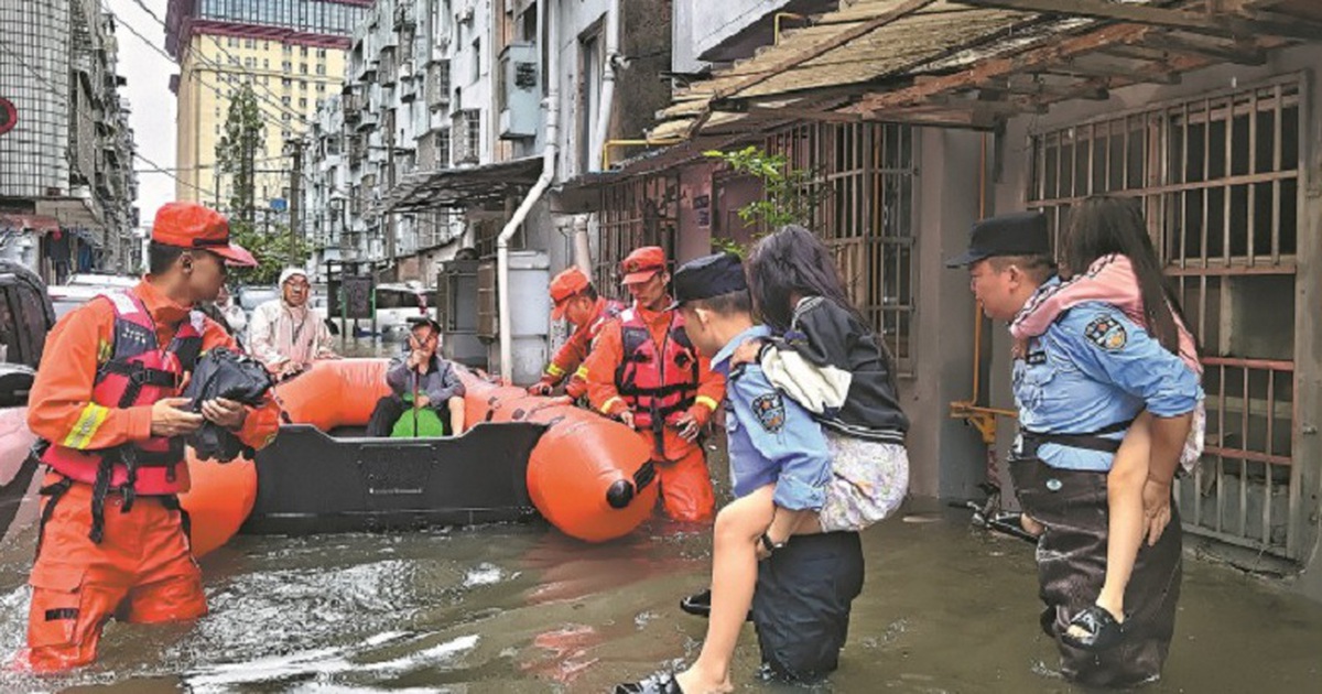 Mưa lớn gây ra lũ lụt trên diện rộng ở Trung Quốc, 10 người chết