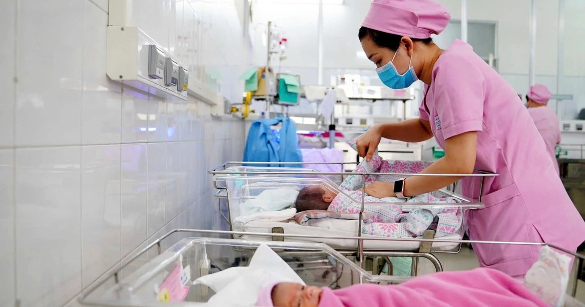 Từ 2027, phụ nữ sinh đủ 2 con trước 35 tuổi được hỗ trợ 2 triệu
