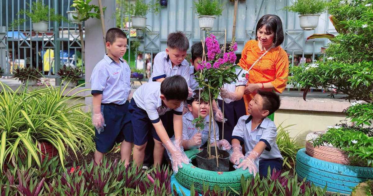Học sinh trồng cây, dâng hoa sen mừng ngày sinh Chủ tịch Hồ Chí Minh