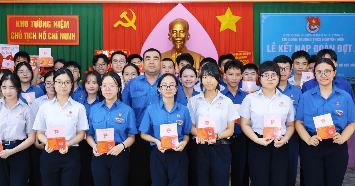 Xúc động lễ kết nạp Đoàn tại khu tưởng niệm Bác Hồ ngay ngày sinh nhật Bác