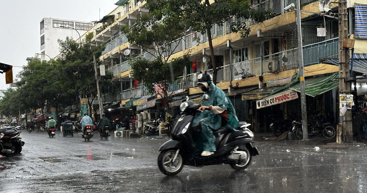 'Mưa vàng' giải nhiệt cho TP.HCM và Nam bộ
