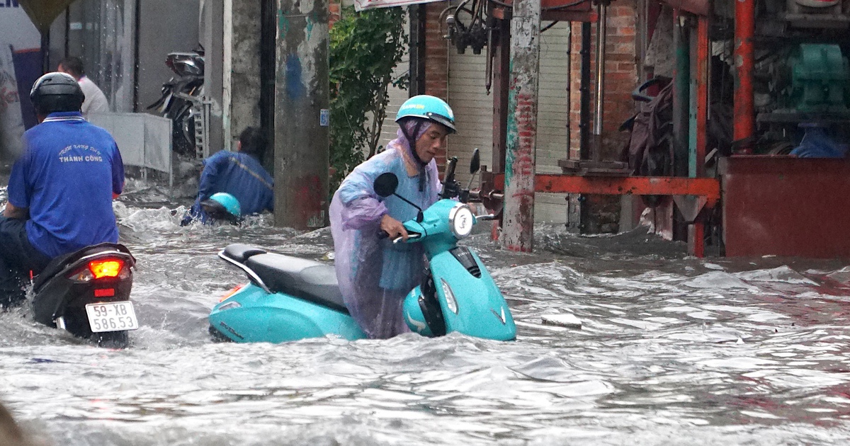 Mưa lớn ở TP.HCM: Nhiều tuyến đường ngập sâu đến 1 m, kéo dài 2 tiếng