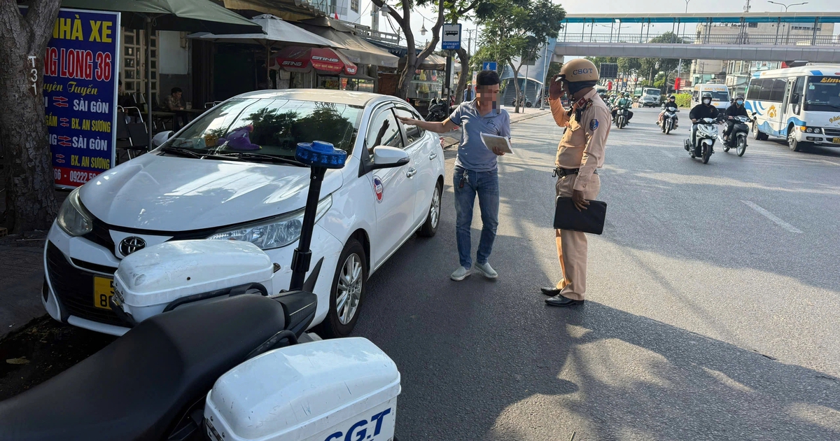 Nhiều người bị CSGT TP.HCM phạt vì thói quen dừng, đỗ xe quanh bến xe