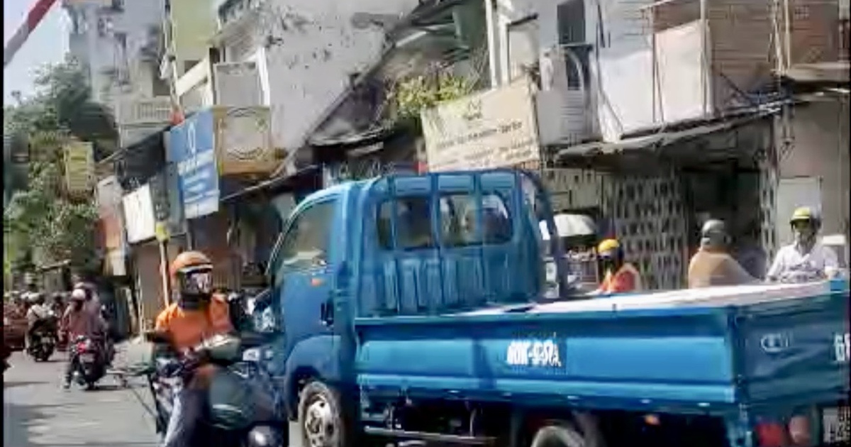 Bị quay clip vượt đèn đỏ đường sắt ở TP.HCM, tài xế nhận mức phạt 5 triệu