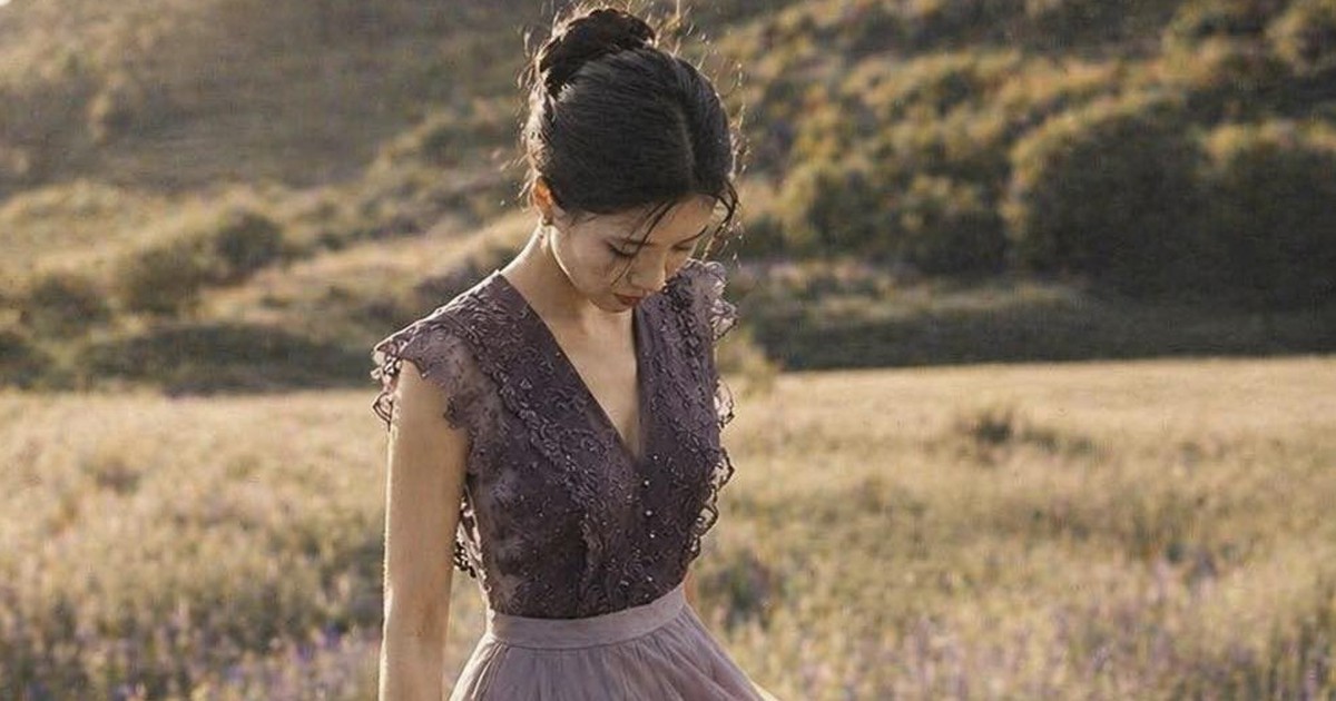 Vì sao váy áo màu xanh và tím lại lên ngôi trong tủ đồ phái đẹp?