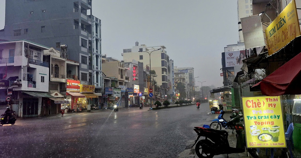 Giới trẻ rần rần vì cơn mưa đầu tiên sau bao ngày TP.HCM oi ả