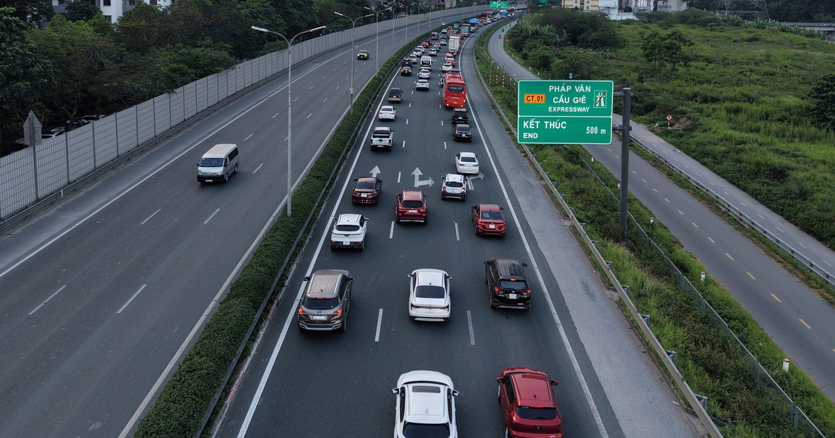 Cao tốc ùn dài khi người dân trở lại Hà Nội sớm
