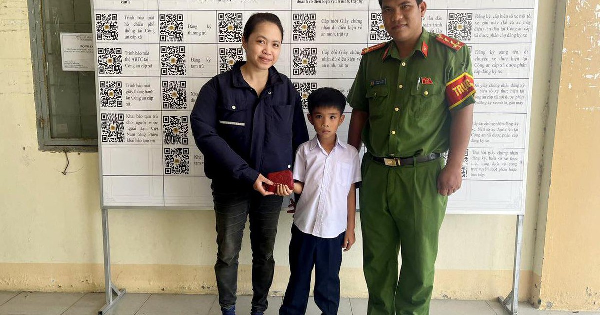 Học sinh lớp 2 trả lại tài sản cho người đánh rơi