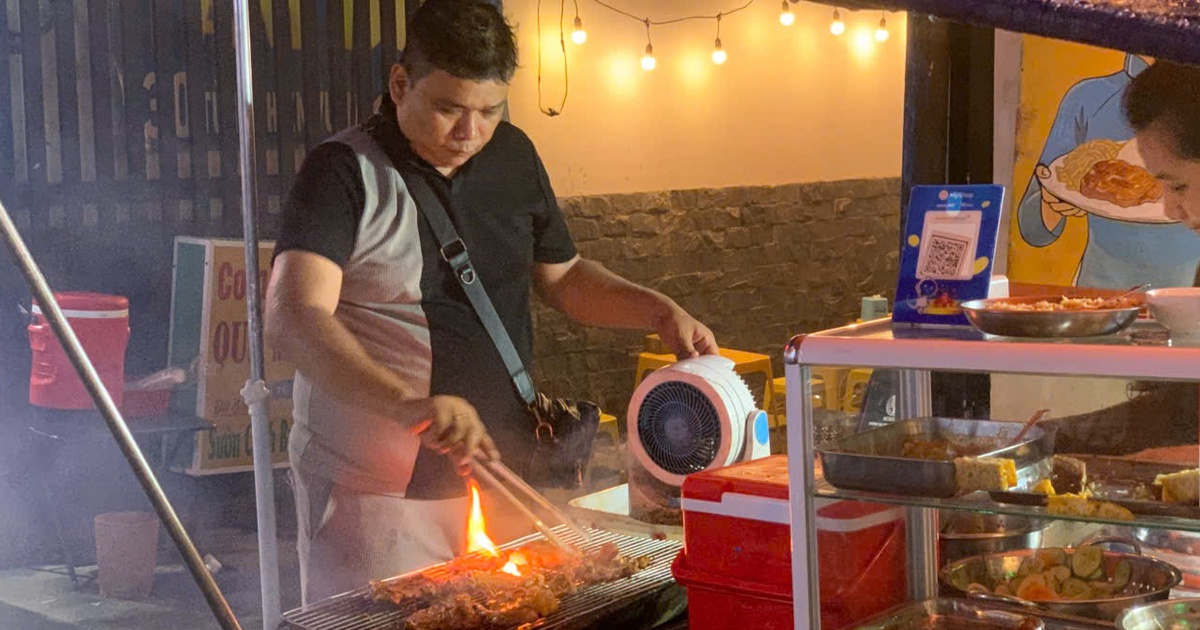 Chàng giám đốc bỏ việc về bán cơm chăm mẹ bệnh nặng