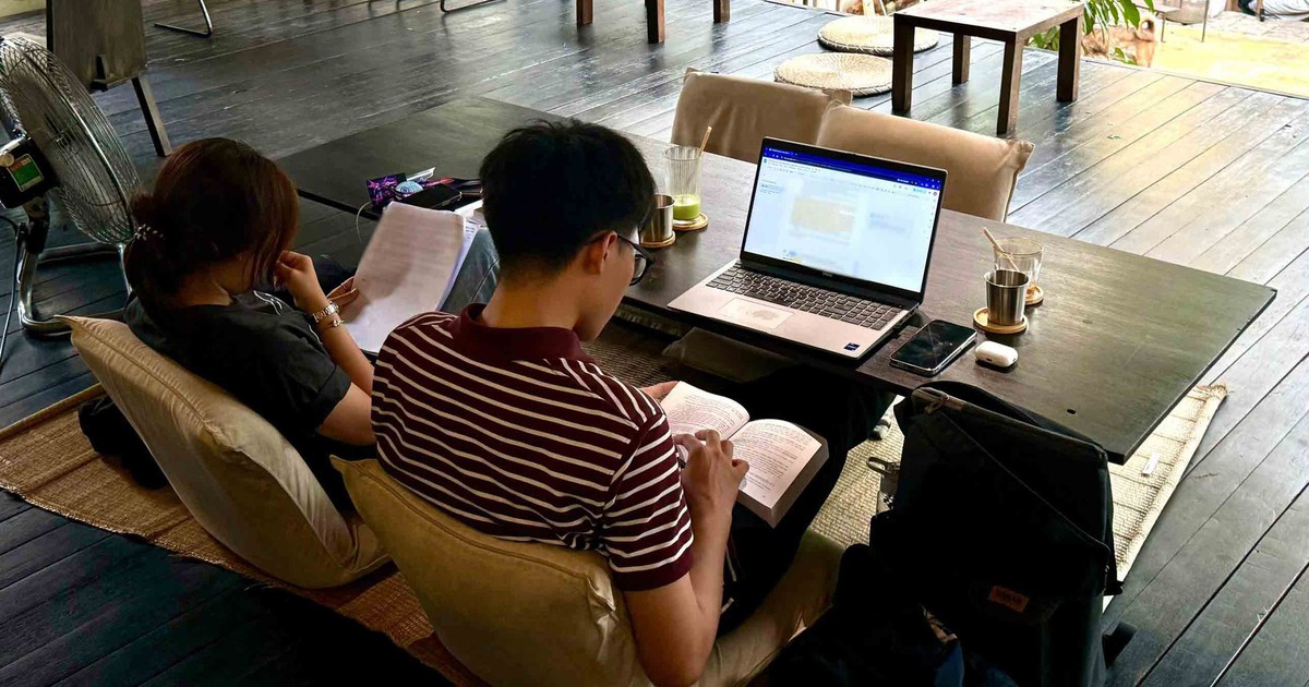 Khi người trẻ 'biến' quán cà phê thành... văn phòng di động
