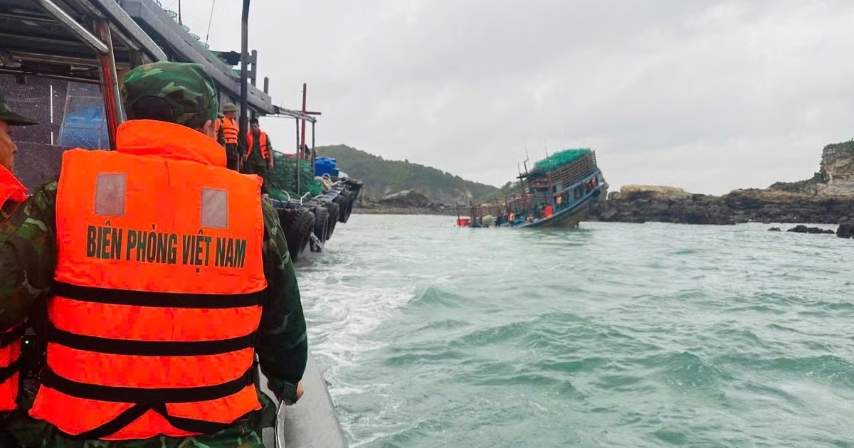 Cứu hộ 8 ngư dân trên tàu cá gặp nạn ở vùng biển đặc khu Cô Tô