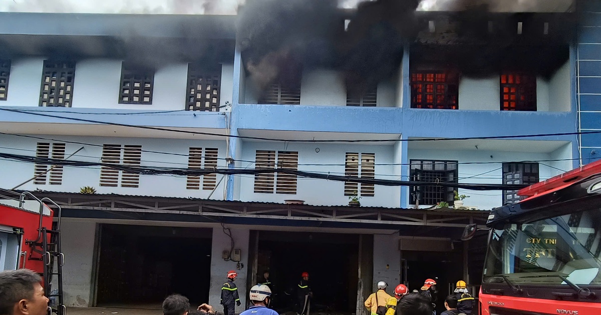 TP.HCM: Cháy kho hàng điện máy gần chợ đầu mối