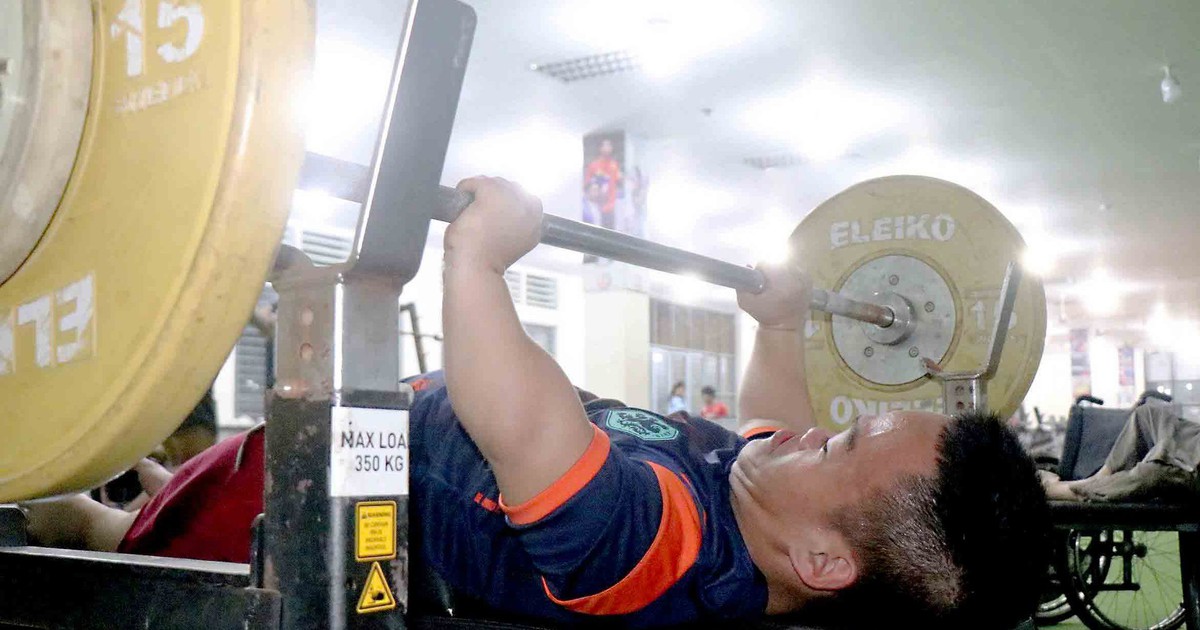 Phía sau những tấm huy chương của 2 chàng trai khuyết tật