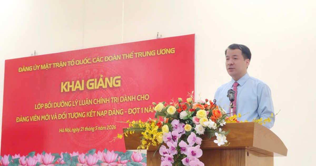 Khai giảng lớp bồi dưỡng lý luận chính trị dành cho đảng viên mới