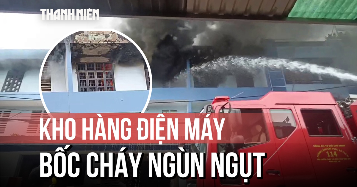 Kho hàng điện máy ngay sát chợ đầu mối Hóc Môn bốc cháy ngùn ngụt giữa trưa