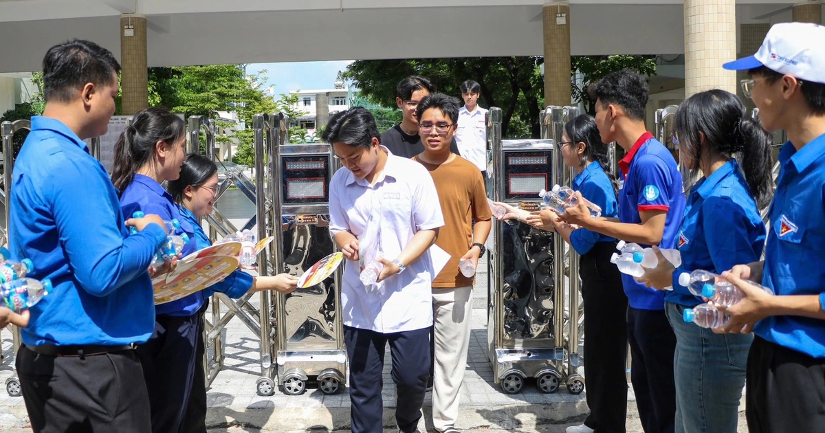 Áo xanh Đà Nẵng sẵn sàng 'vượt nắng, thắng mưa' tiếp sức thí sinh thi lớp 10