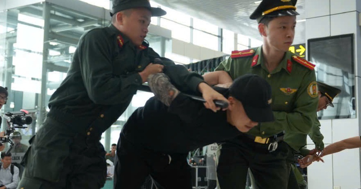 Cận cảnh pha khống chế đối tượng phá rối 'siêu' gay cấn tại sân bay Nội Bài