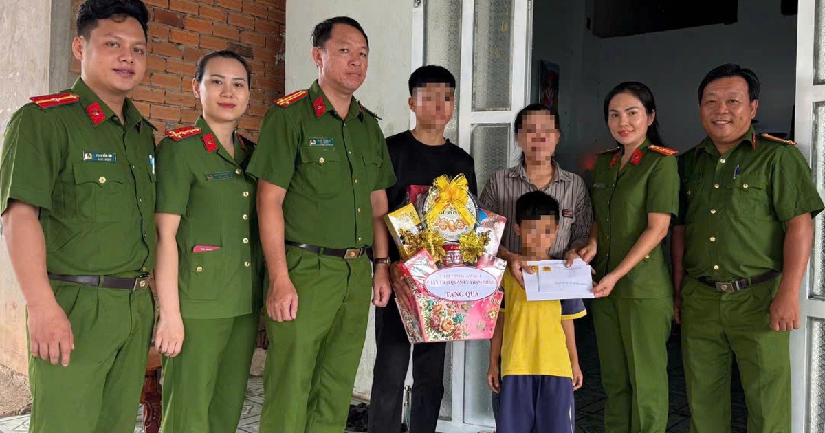 TP.HCM: Cán bộ trại tạm giam đến tận nhà thăm, tặng quà gia đình phạm nhân