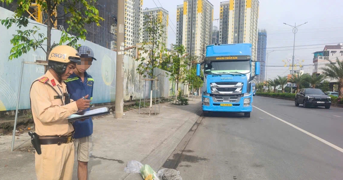 Container đỗ xe chiếm hết làn đường cho xe máy: CSGT TP.HCM ra quân xử lý