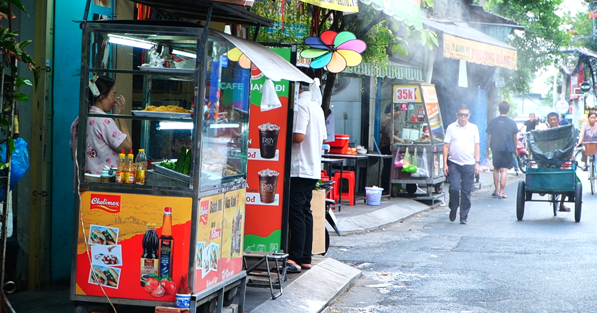 Học sinh né xe giữa phố, người ngồi xe lăn bất lực: Vỉa hè TP.HCM giờ thuộc về ai?