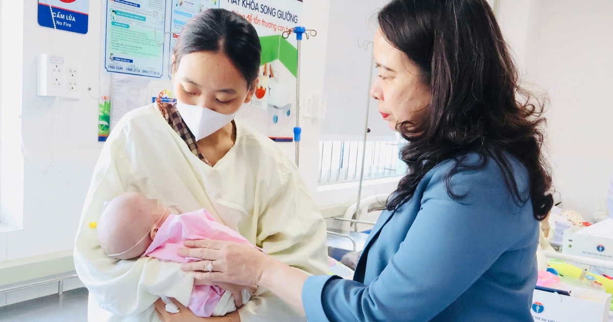 Phó chủ tịch nước Võ Thị Ánh Xuân thăm và trao quà cho bệnh nhi tại TP.HCM