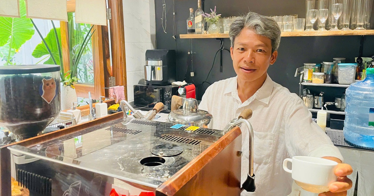 Xem tranh Nam bộ, khách bất ngờ được họa sĩ pha cà phê mời tận tay