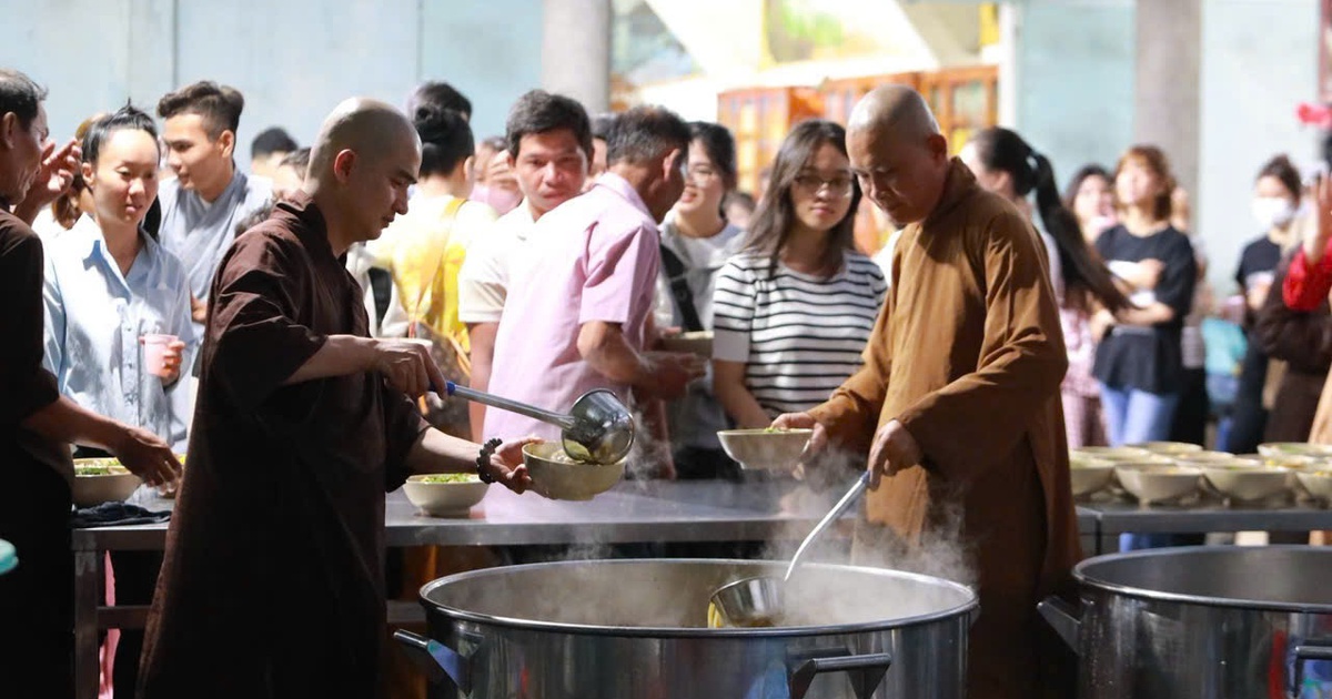Ngoài kia phân biệt đủ rồi, tấm bảng đặc biệt trong chùa xoa dịu lòng người trẻ