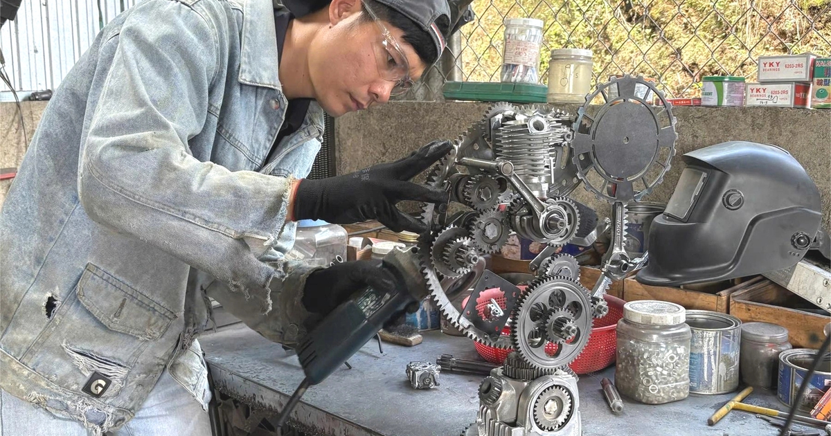 Từng bị chê viển vông, chàng trai biến sắt vụn thành đồng hồ cơ khí độc đáo