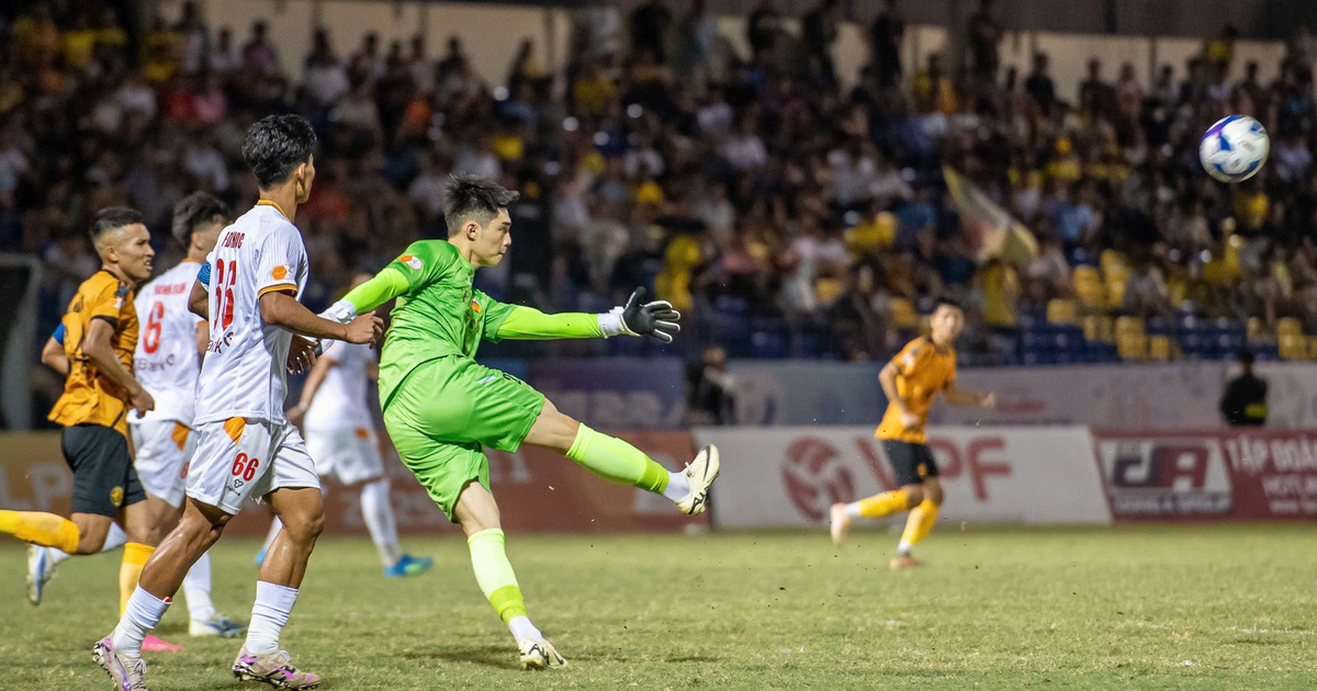 Bảng xếp hạng V-League mới nhất: Đà Nẵng ‘bất thình lình’ thắng Hải Phòng, PVF-CAND bị dìm xuống đáy