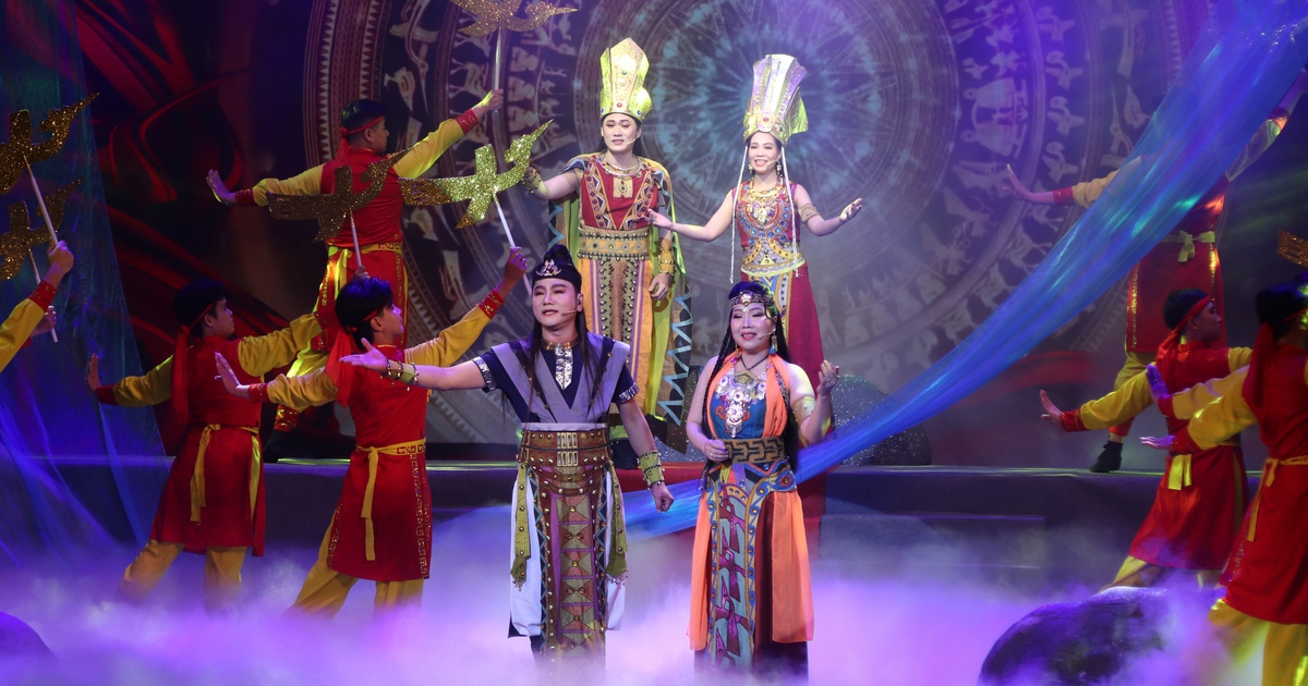 NSND Tấn Giao, Thu Vân, Lê Tứ ca cải lương trước hàng trăm khán giả