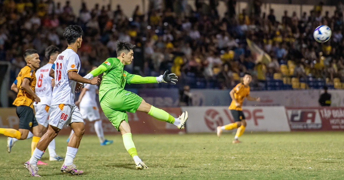 Vòng xoáy trụ hạng V-League bùng nổ: HAGL mất ăn mất ngủ cùng 4 cái tên nào?
