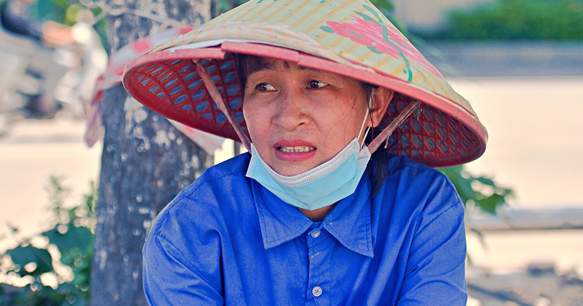 Hà Nội như 'chảo lửa', người lao động chật vật chống chọi nắng 40 độ C