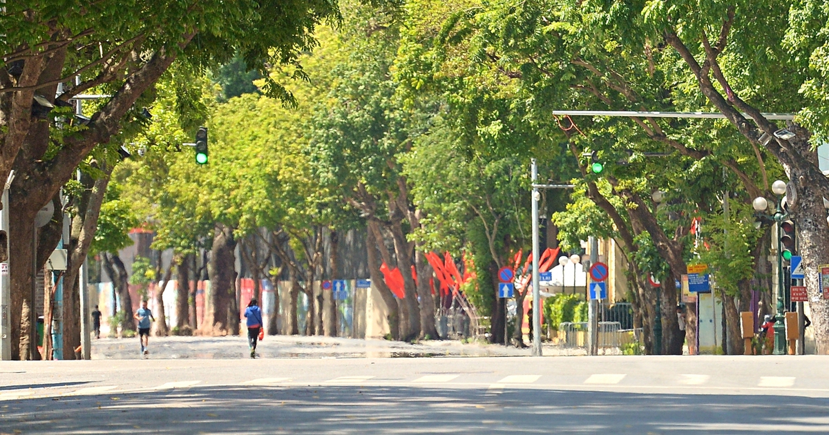 Phố đi bộ hồ Gươm 'vắng như chùa bà Đanh'