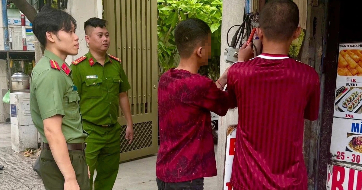 Xử lý 3 người dán quảng cáo 'hút hầm cầu' ở TP.HCM
