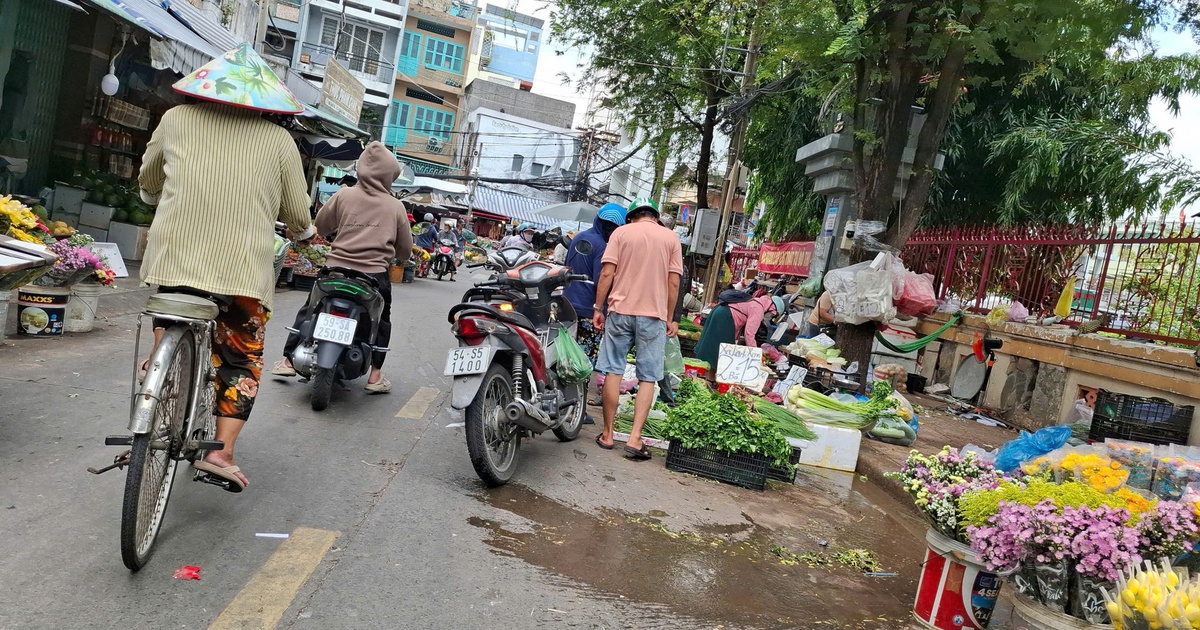 Lấn chiếm vỉa hè, lòng đường buôn bán