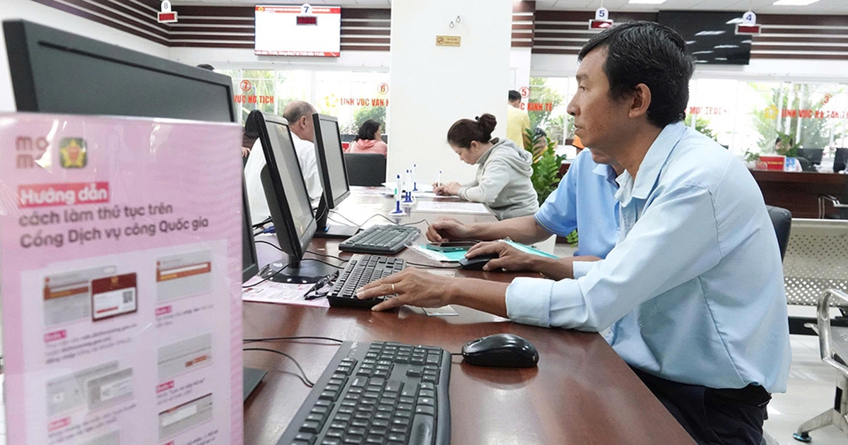 Đủ cách giúp dân nộp hồ sơ trực tuyến