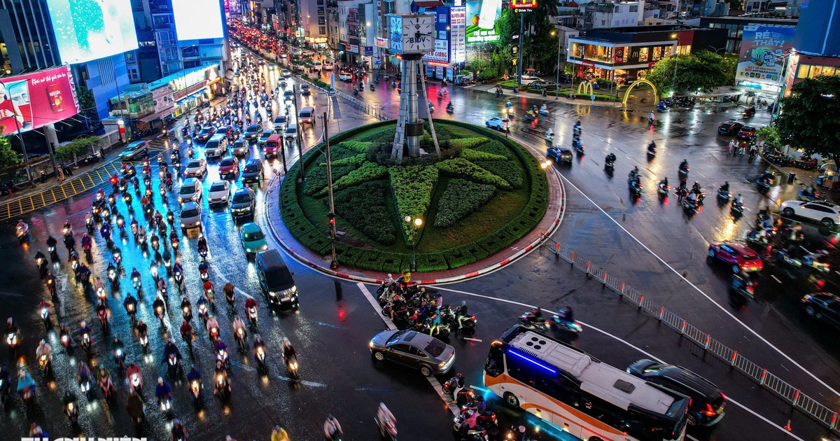 Mưa lớn giờ tan tầm, giao thông qua vòng xoay Điện Biên Phủ chiều nay thế nào?