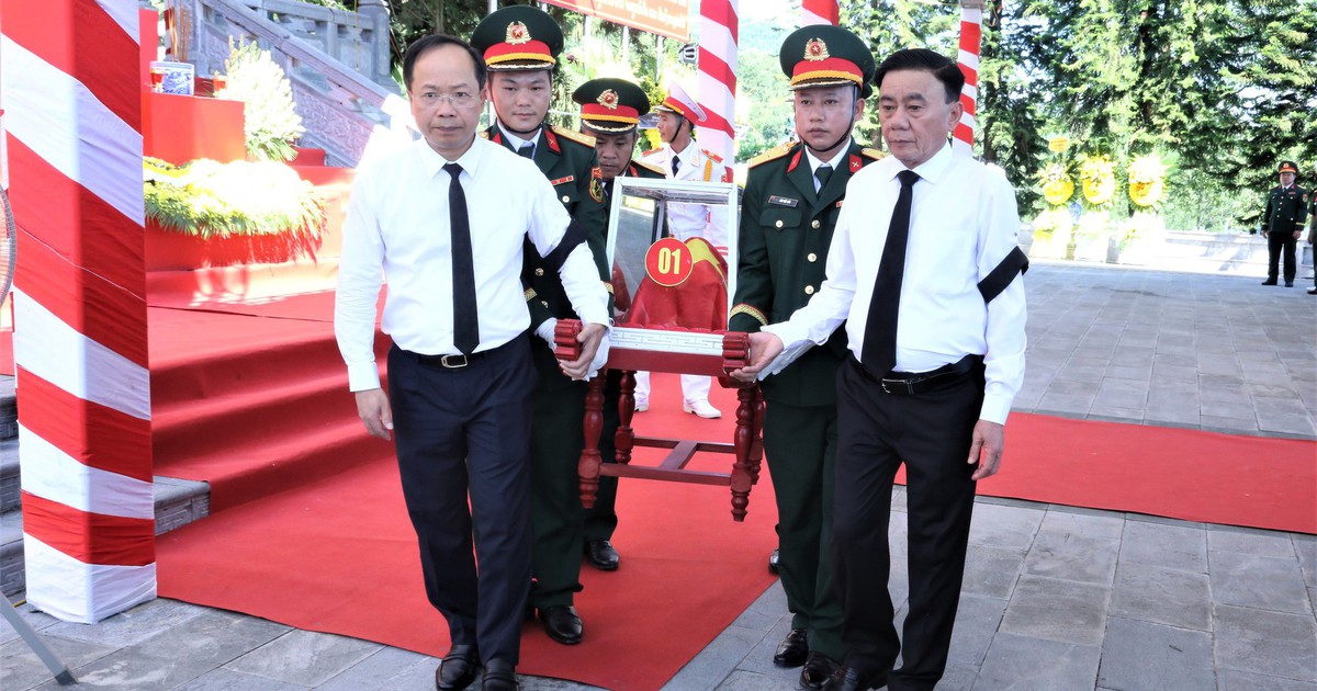 Thường trực Ban Bí thư Trần Cẩm Tú dự lễ an táng hài cốt liệt sĩ ở Hà Tĩnh