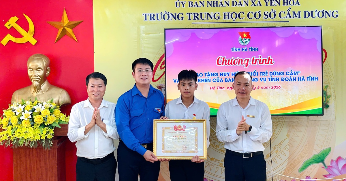 Trao Huy hiệu 'Tuổi trẻ dũng cảm' cho nam sinh lớp 9 cứu người đuối nước