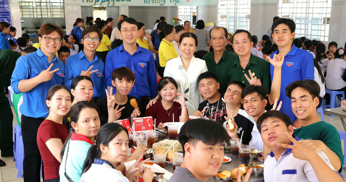 Tết Thiếu nhi 1.6 sớm tại Trường giáo dục chuyên biệt Cần Thơ