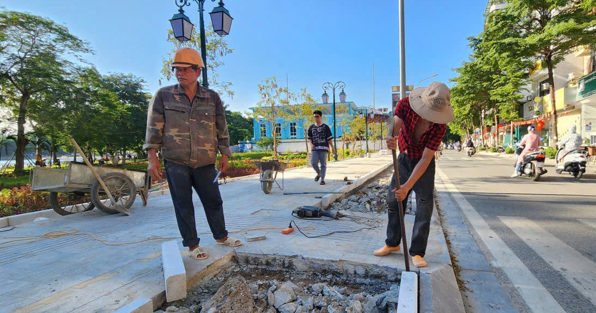Vì sao vỉa hè gần công viên Thống nhất bị đào bới nham nhở?